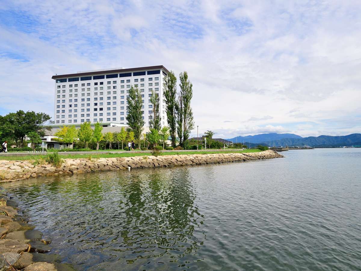 琵琶湖畔に建つリゾートホテルで寛ぎのひとときを 