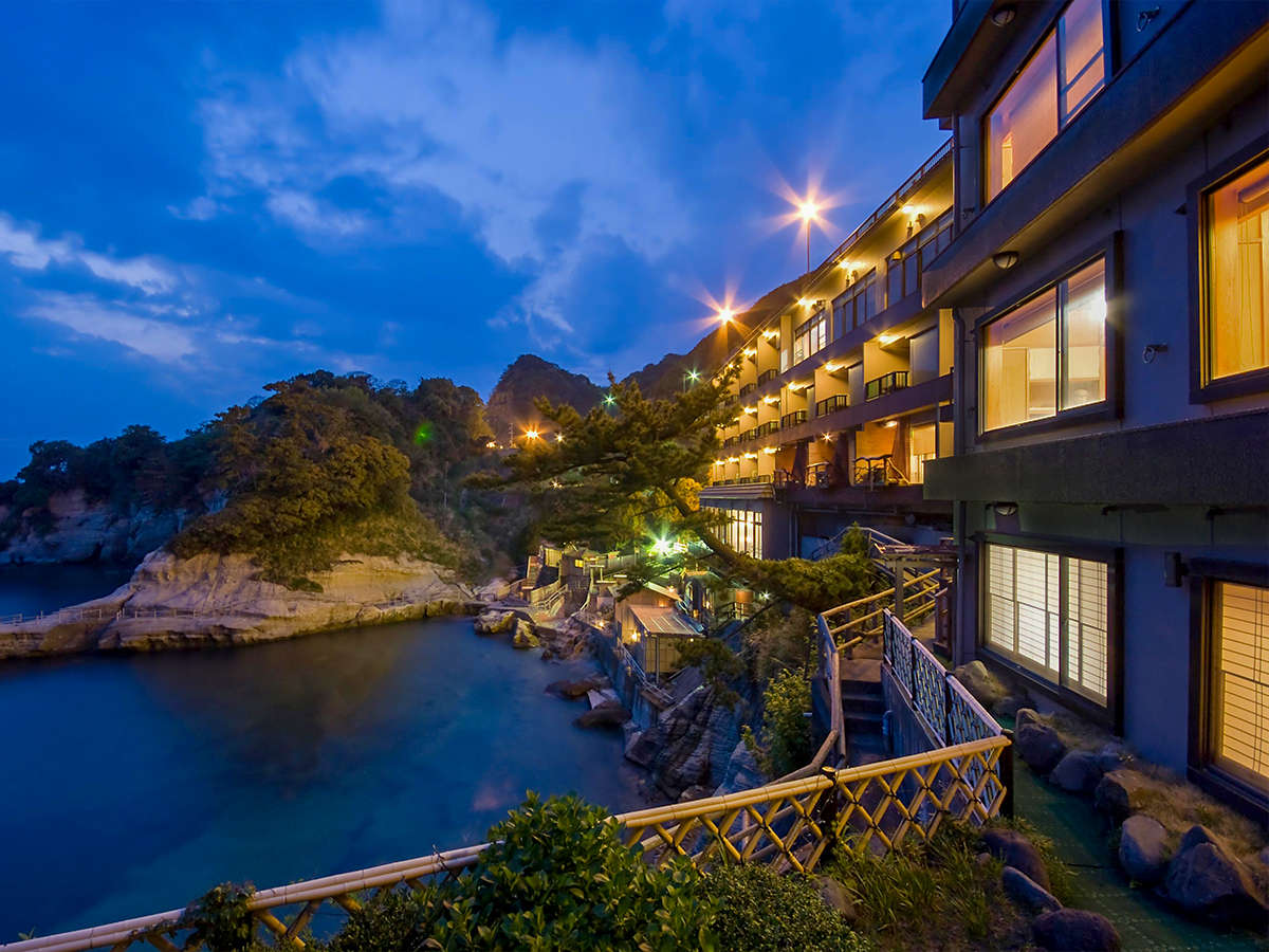 入り江の断崖に佇む海辺のかくれ湯宿。西伊豆で最も海に近い旅館です