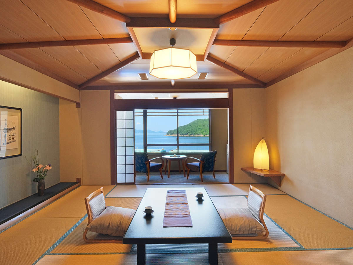 お部屋から海を眺める本館客室に、リーズナブルな別館客室など、バラエティー豊かにご用意しております。