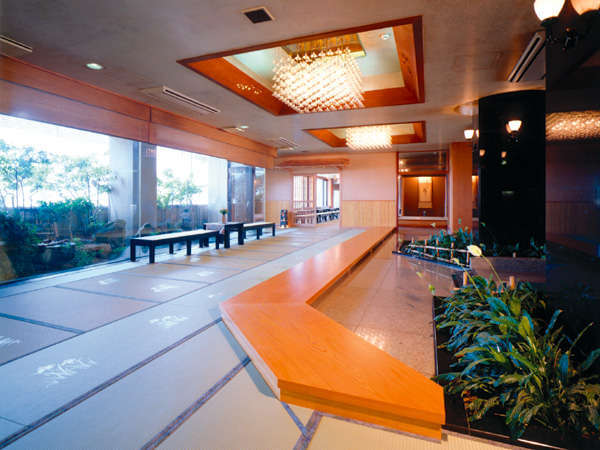 畳敷きのエントランス※館内は約4300畳を使用しております。