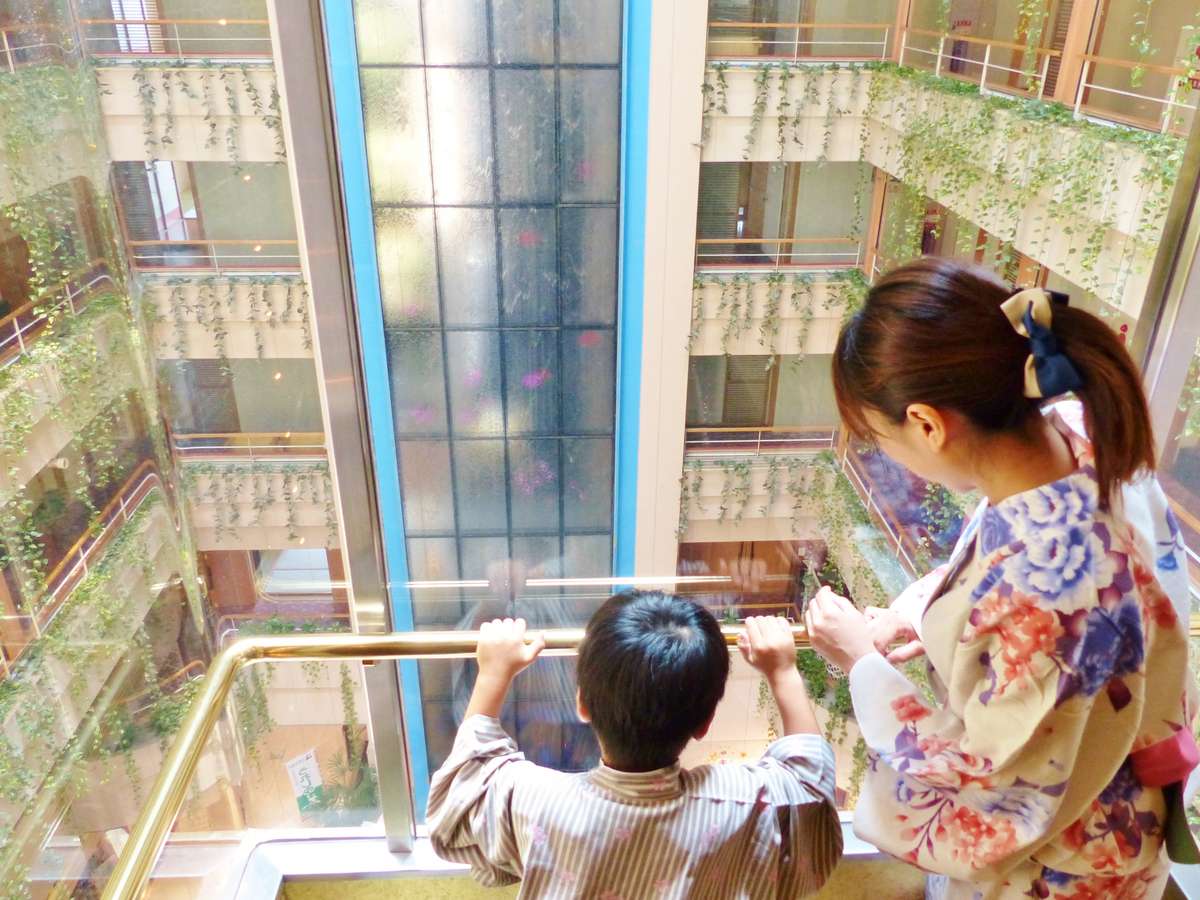 エレベーターから見る吹き抜けアトリウム