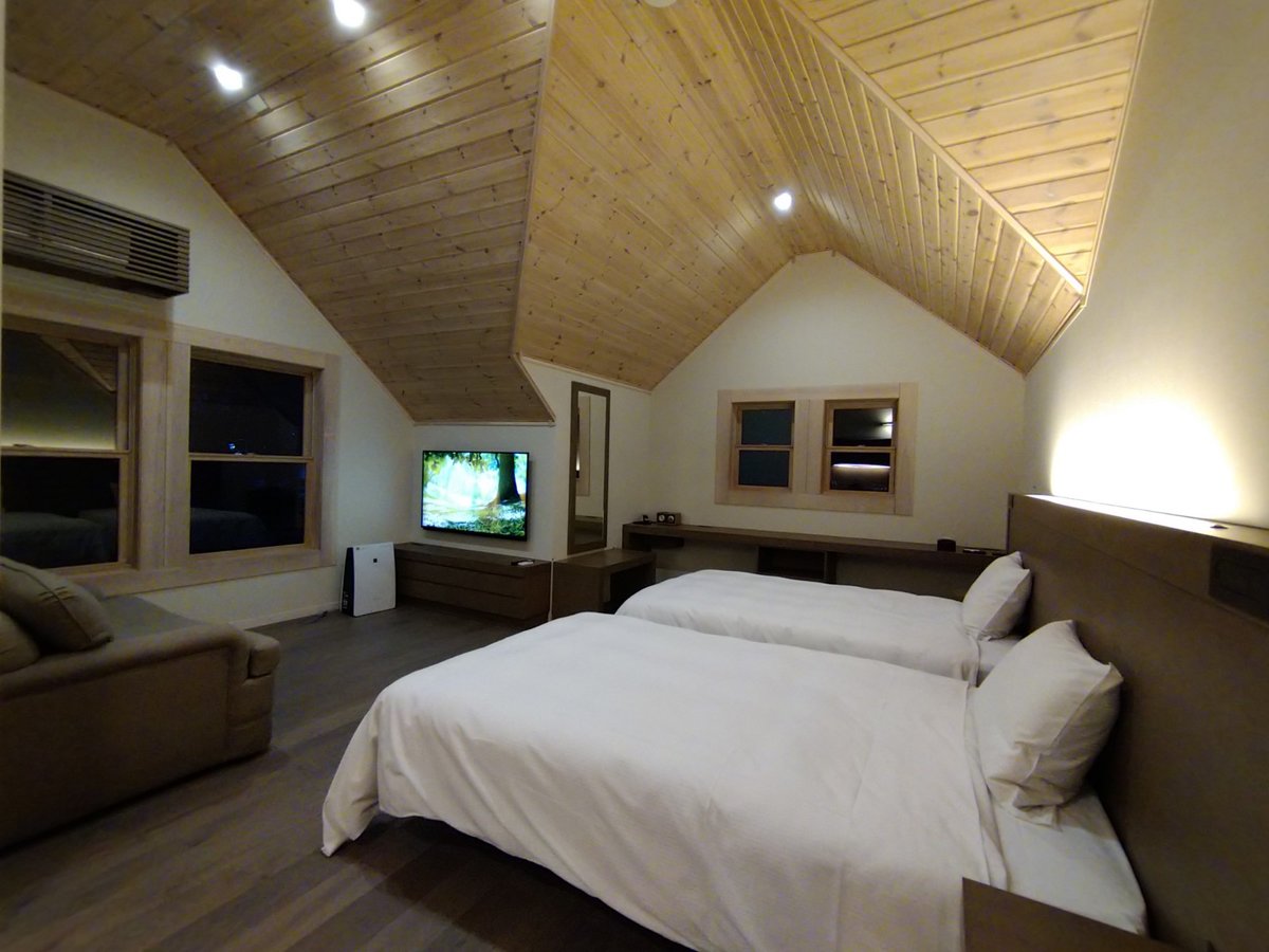 木張り天井とフローリング床の寛げる客室