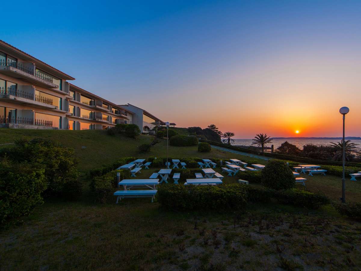 コバルトブルーの海をのぞむリゾートホテル。日の入りの絶景をぜひご体験ください