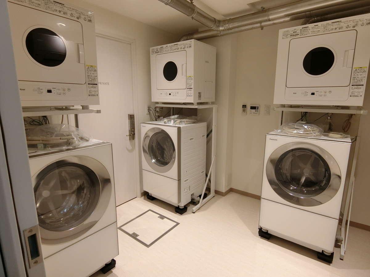 ゲストの方が自由にお使いになれる洗濯室です。洗濯・乾燥機4台、ガス乾燥機3台