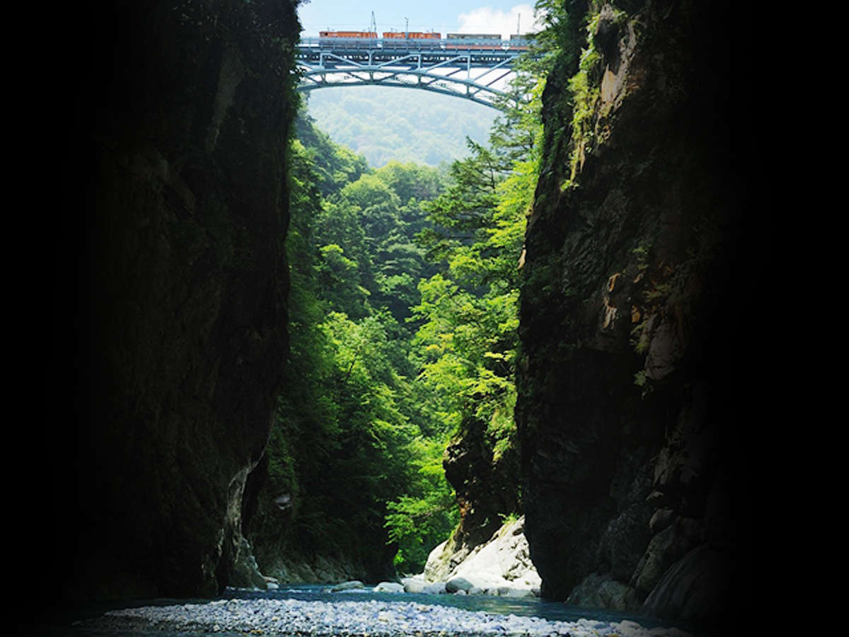 【黒部峡谷鉄道】日本一深いV字峡「中部山岳国立公園 黒部峡谷」駅まで徒歩7分。送迎もございます。
