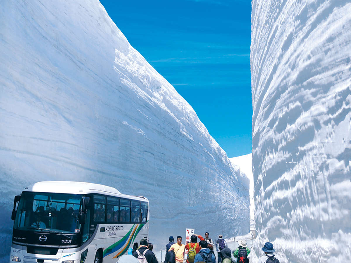 【立山黒部アルペンルート】「雪の大谷」ダイナミックな雪の壁を歩くことができます。