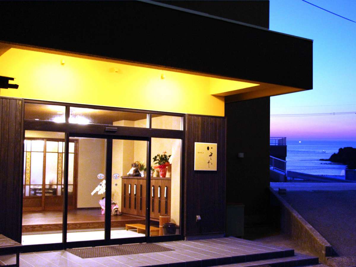 宿の前は平凡な景色ではありません。｢日本海と越前の松島を望む絶景・高台に佇む料理民宿｣
