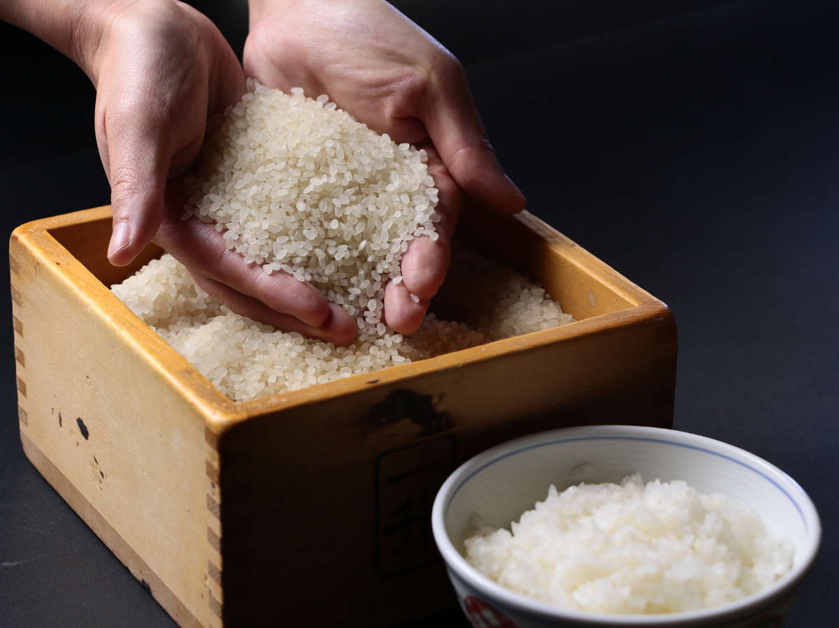 気温の低い高所でじっくり育てた自慢の米をたっぷりご提供！