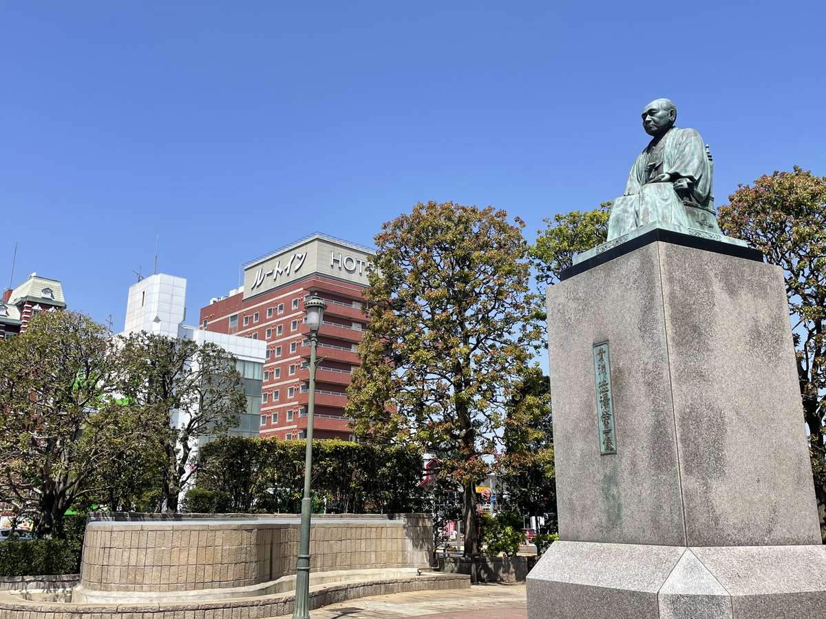 渋沢栄一像とホテル外観