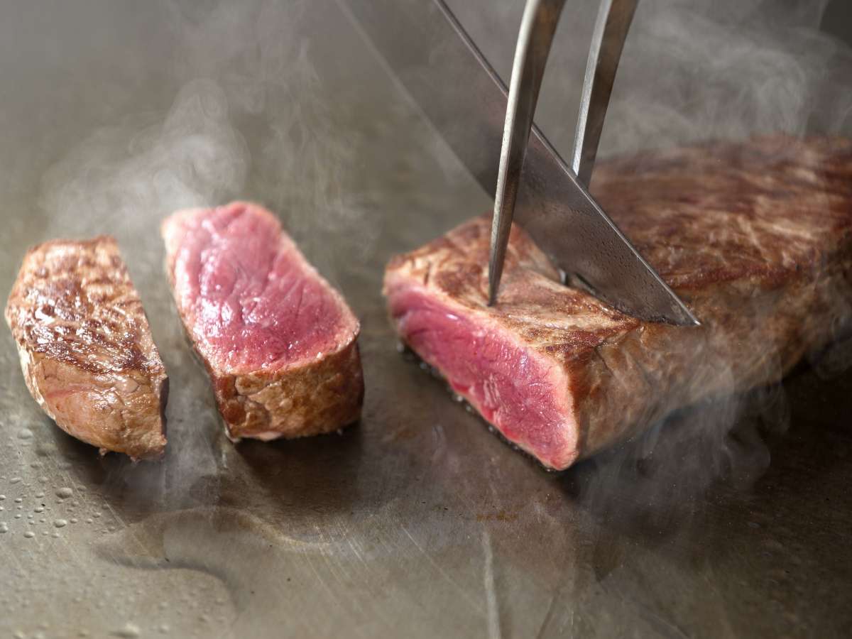 【ご夕食】人気のステーキはライブキッチンにて１枚１枚丁寧に焼き上げます。