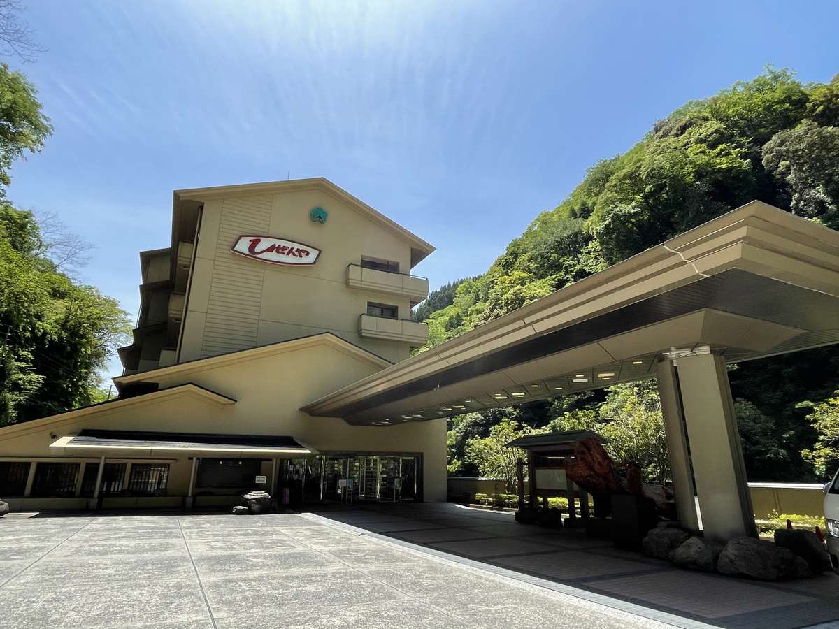 駐車場から連なる玄関は、建物の5階。大分と熊本にまたがる旅館は9階建て