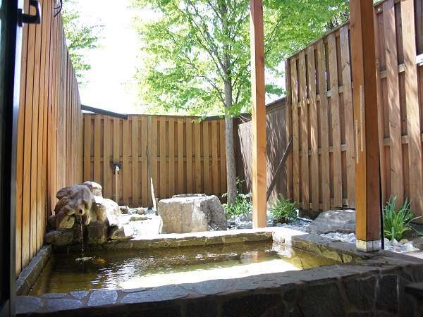 各大浴場の露天風呂の温泉が白馬姫川温泉に変わりました！柔らかめのお湯が旅の疲れを癒します。