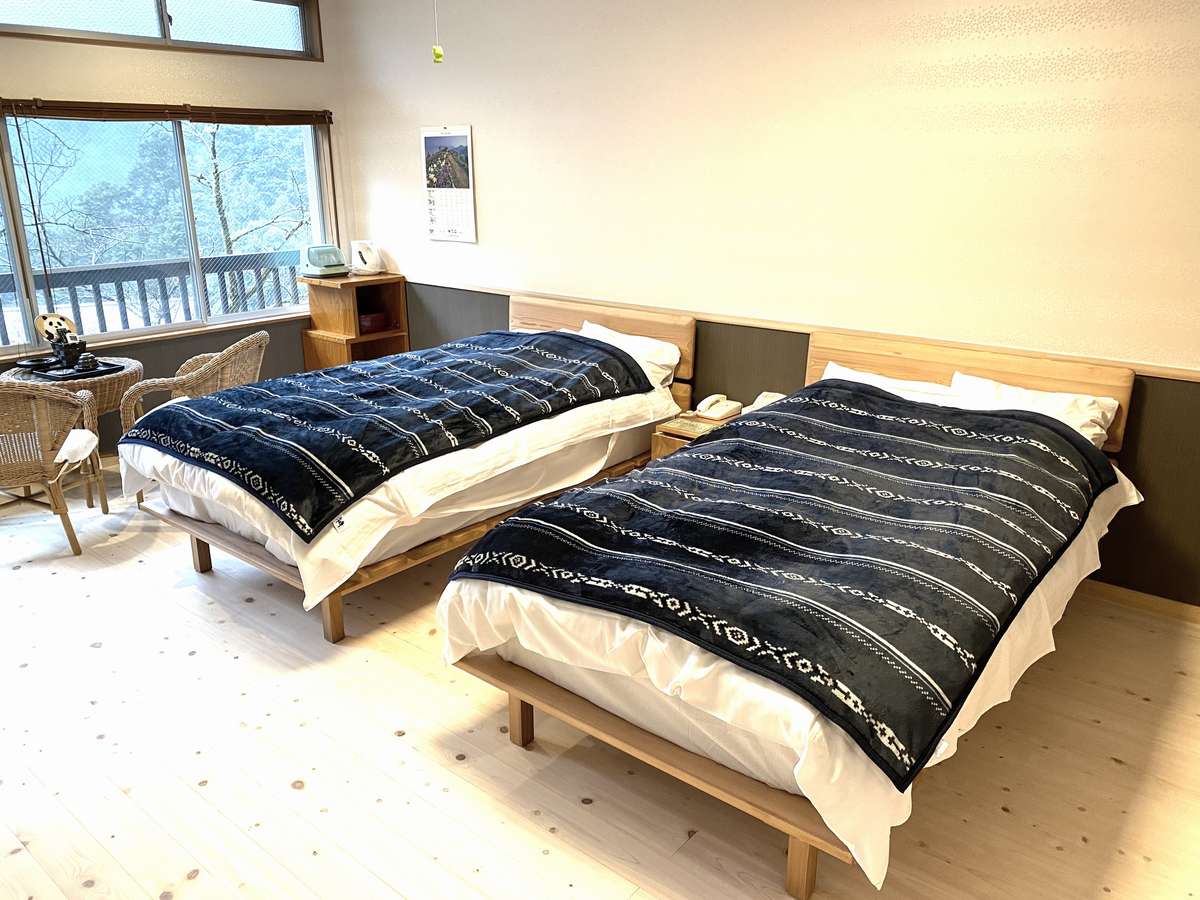 2022年本館表側4部屋をベッド付に改装しました。十津川木材とベッドは十津川家具を使用しています。