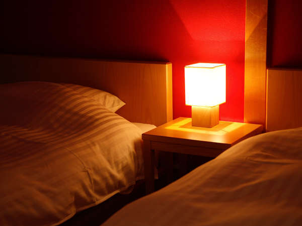 【ｼﾞｭﾆｱｽｲｰﾄ/寝室】金沢伝統の落ち着いた朱塗壁の客室（3室/5室中）