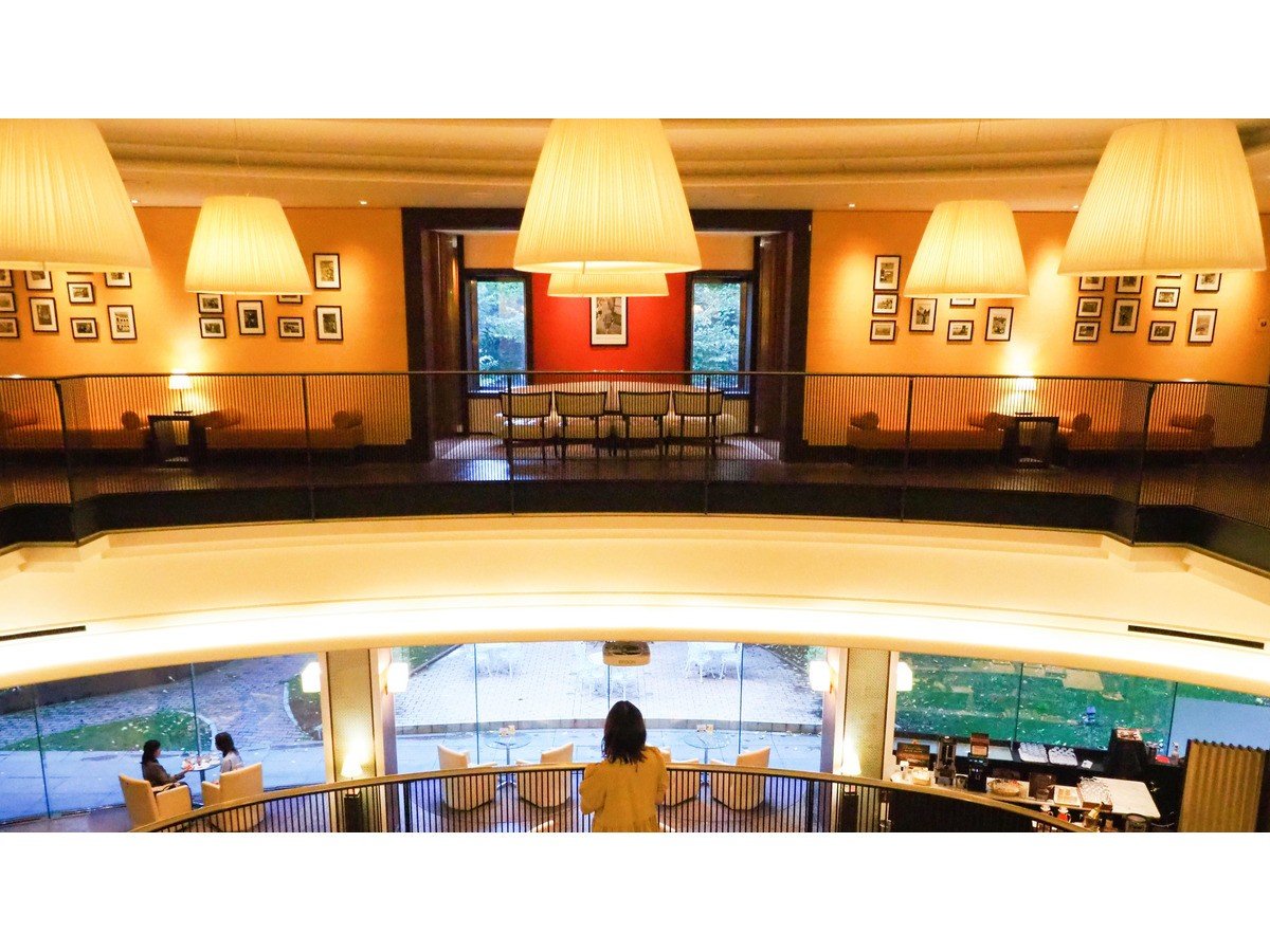 【ラウンジ】中庭に面したラウンジ