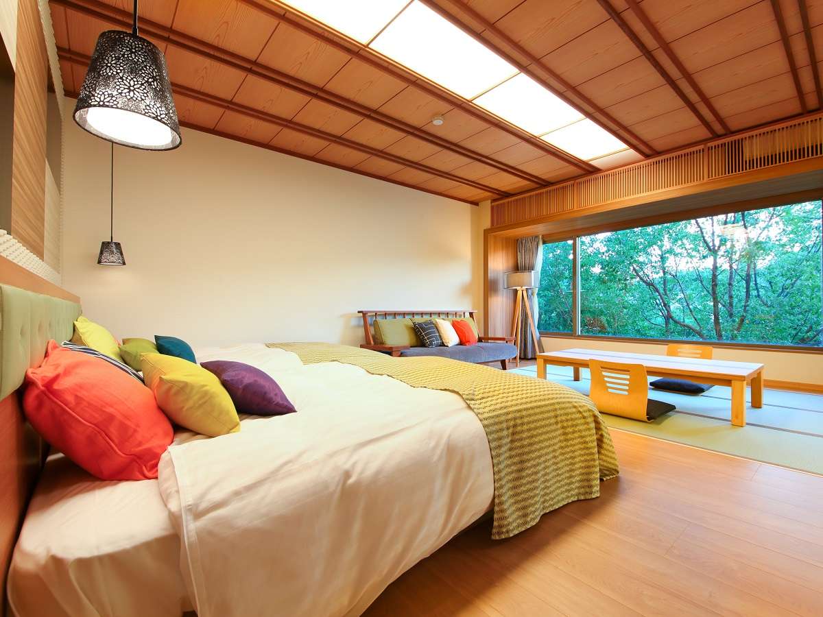 【リニューアル敷島和洋室】窓越しの緑に癒されてベッドの快適さと上品な和モダンの調和を楽しむ