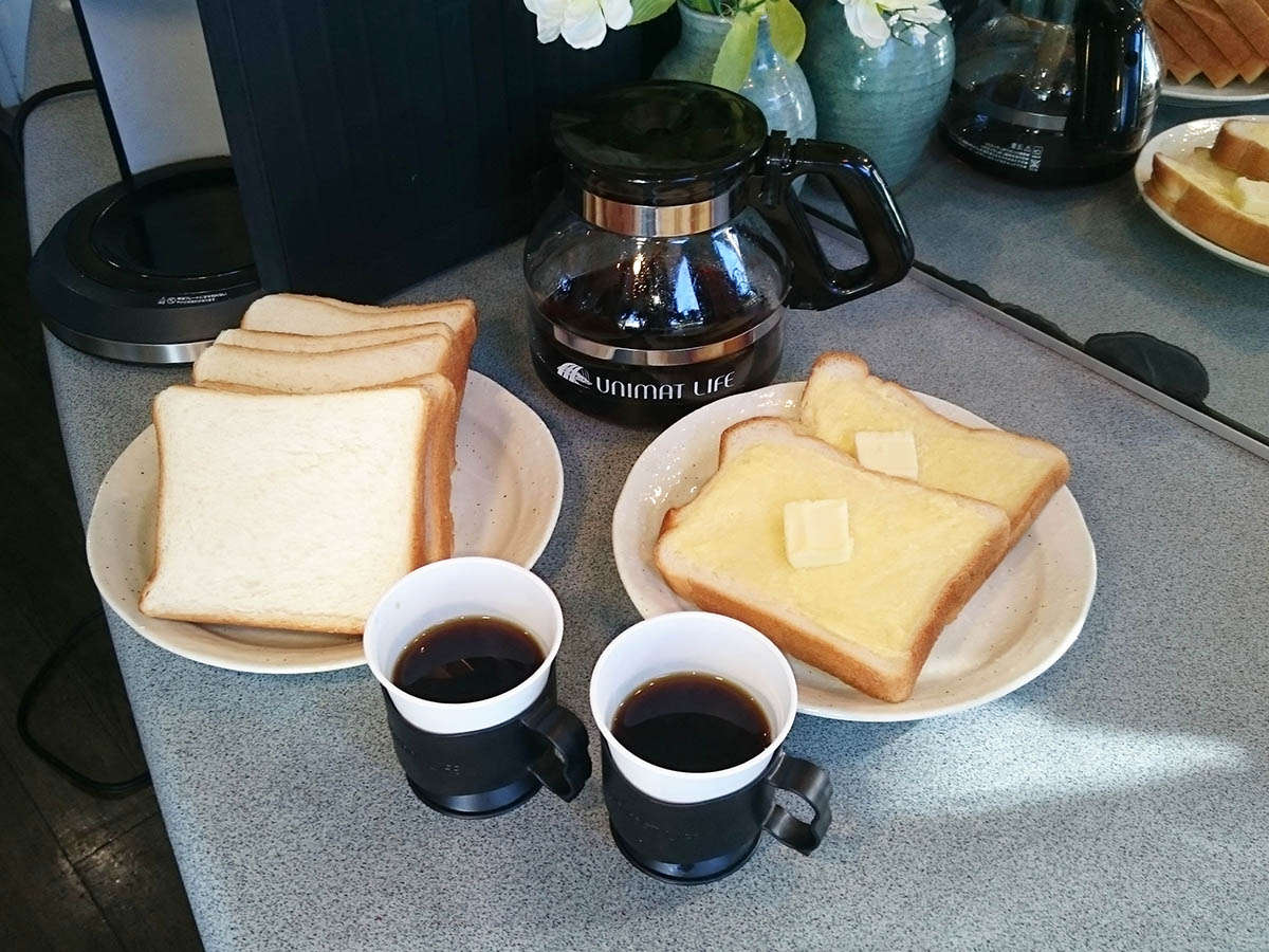 ・朝食は軽めでOKという人に。コーヒー＆トーストをどうぞ