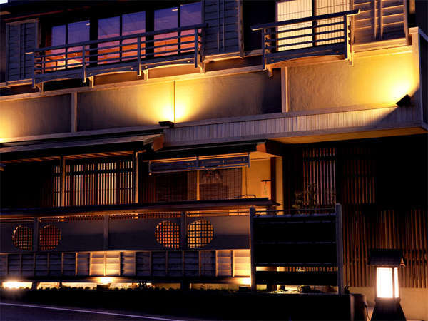 外観（夜）熊野灘に面する紀伊長島にある全4室の割烹民宿です。