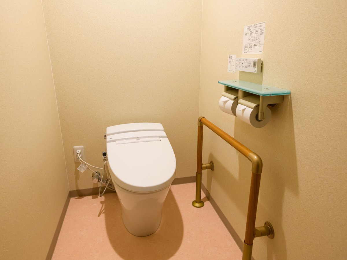 【ホテルアジール・奈良アネックス】ユニバーサルルーム（最大３名・ 40平米）のトイレ