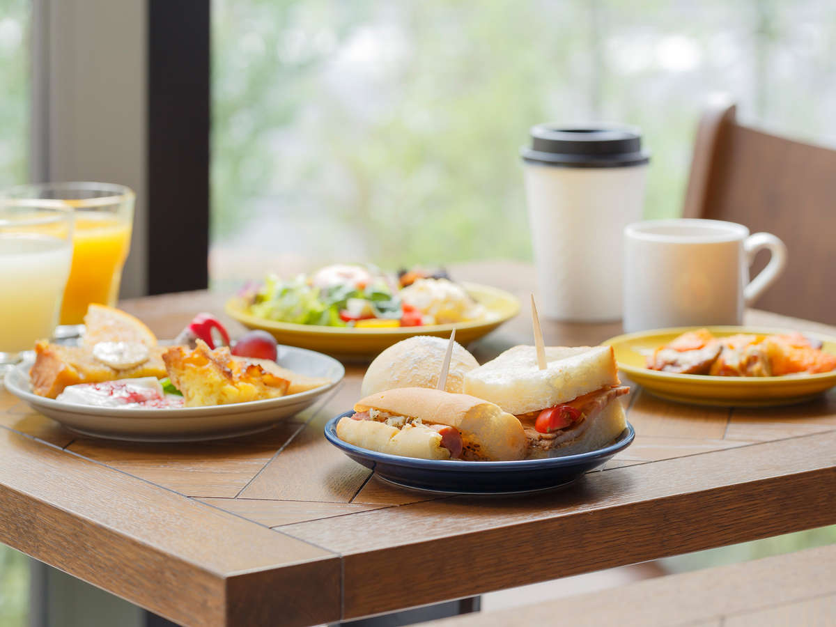 <レストラン>日替わりのパンを中心にデリやスープなど色とりどりのご朝食が朝を彩ります。
