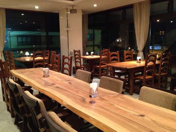 レストラン風景。無垢の木の一枚板テーブルがあります。
