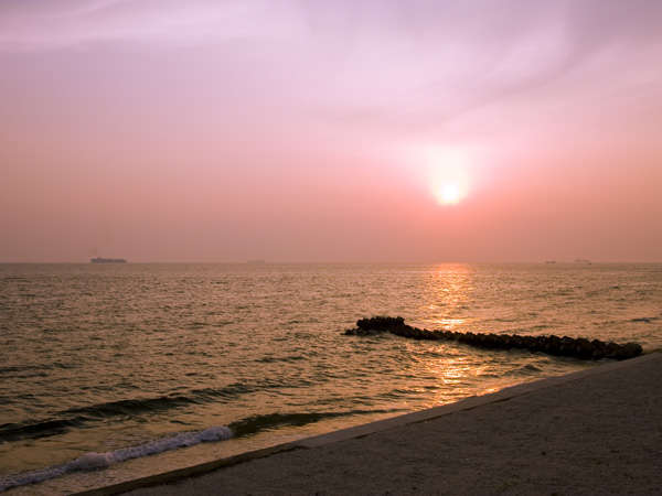 伊勢湾に沈む夕陽