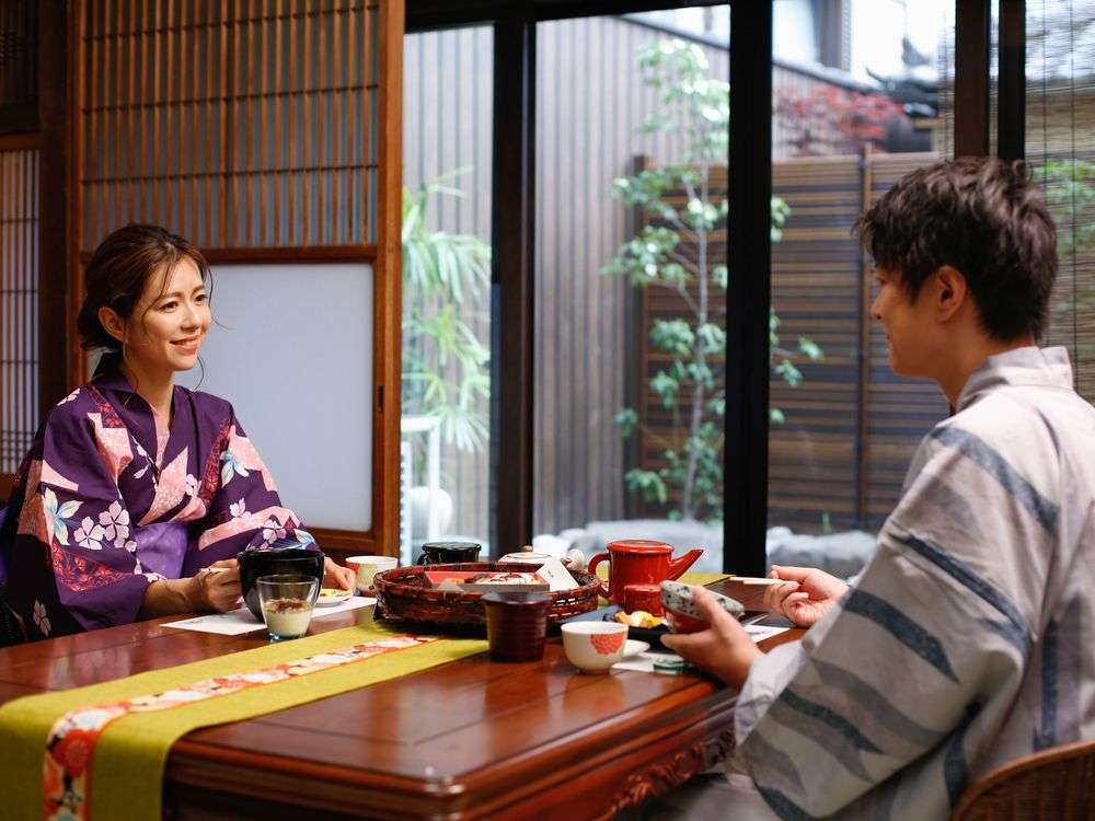 京の朝ごはんをお部屋にて♪ごゆっくりどうぞ。京都太秦「穂久彩」さんのお弁当をお届け。