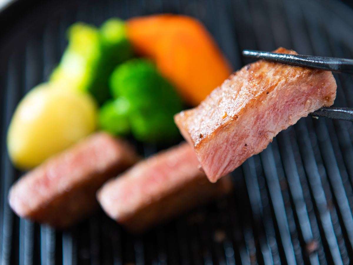 【夕食】豊後牛「頂」リブロースの一口ステーキ／例