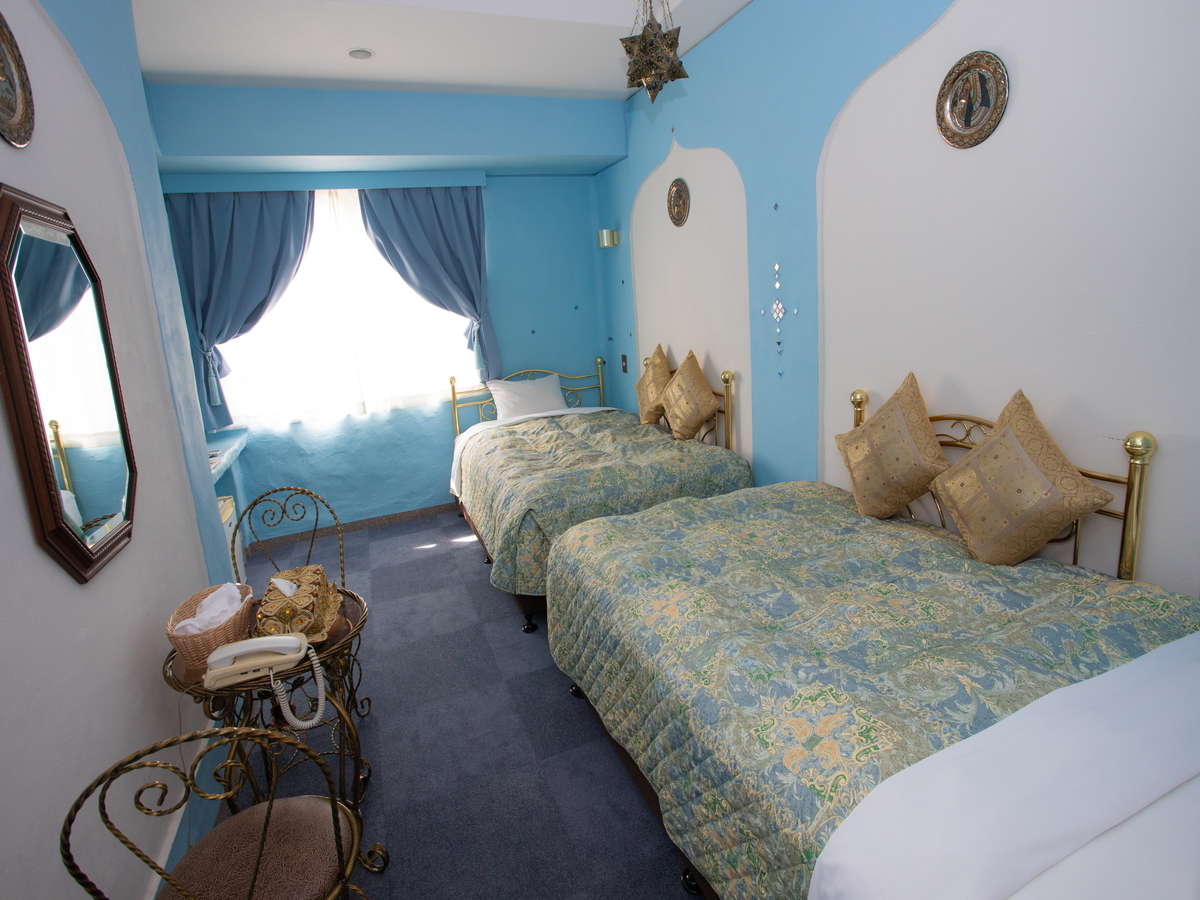 ◆部屋-ツインベッド-◆地中海の透き通るような海と空を思わせる青色の部屋。