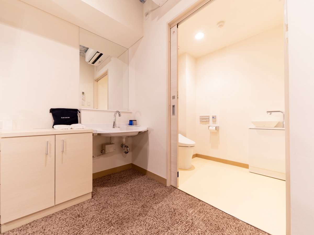 【ホテルロッソ軽井沢】ユニバーサルツイン（最大２名・21平米）トイレと洗面所