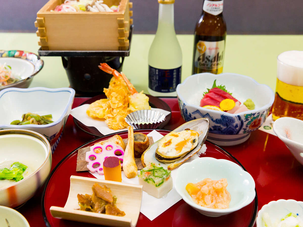 ・夕食　一例　季節の山菜など旬の食材を中心とした和食膳をご用意致します