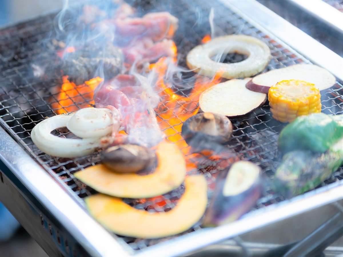 【ご夕食】毎年4月1日〜10月末日までBBQをお楽しみいただけます♪焼き台・食材・食器などご準備致します