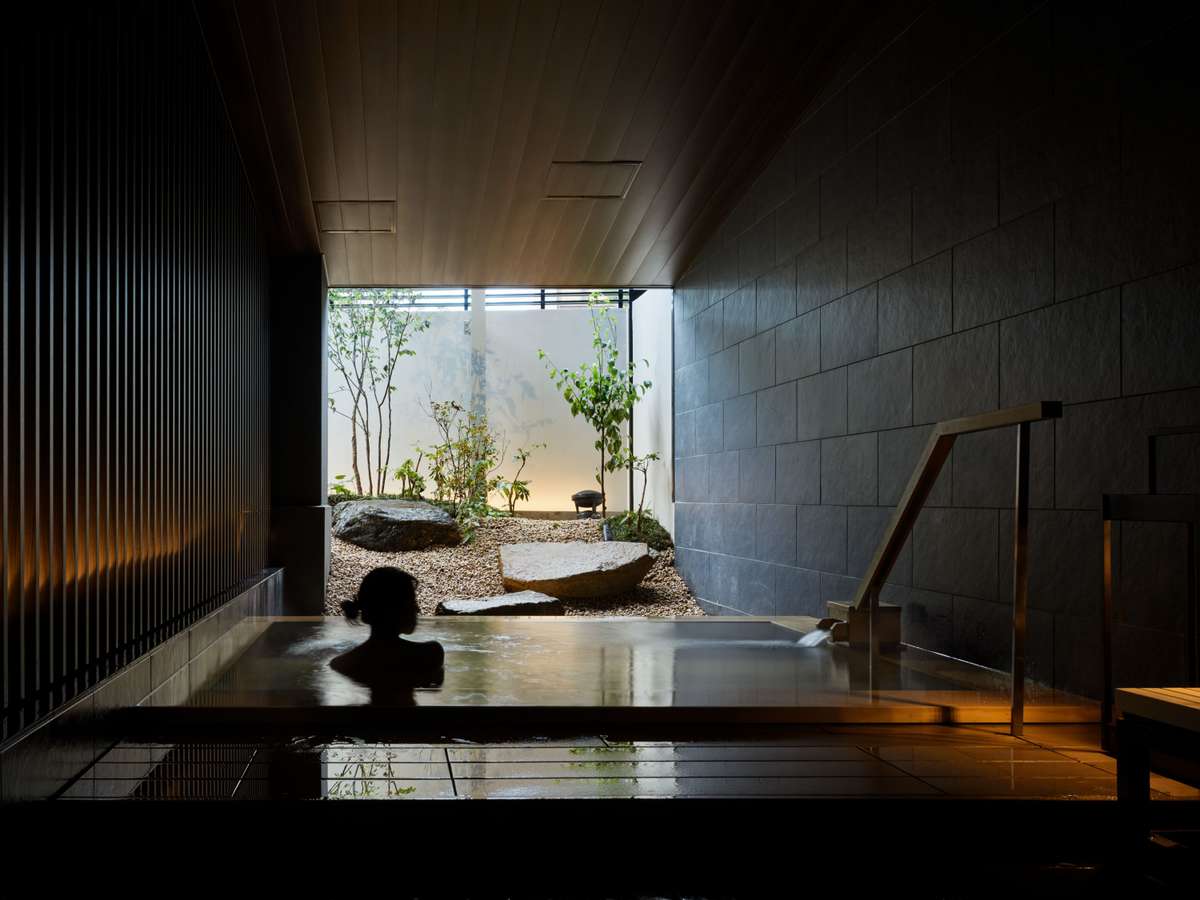 半露天風呂では箱根・芦ノ湖の温泉がお楽しみ頂けます。