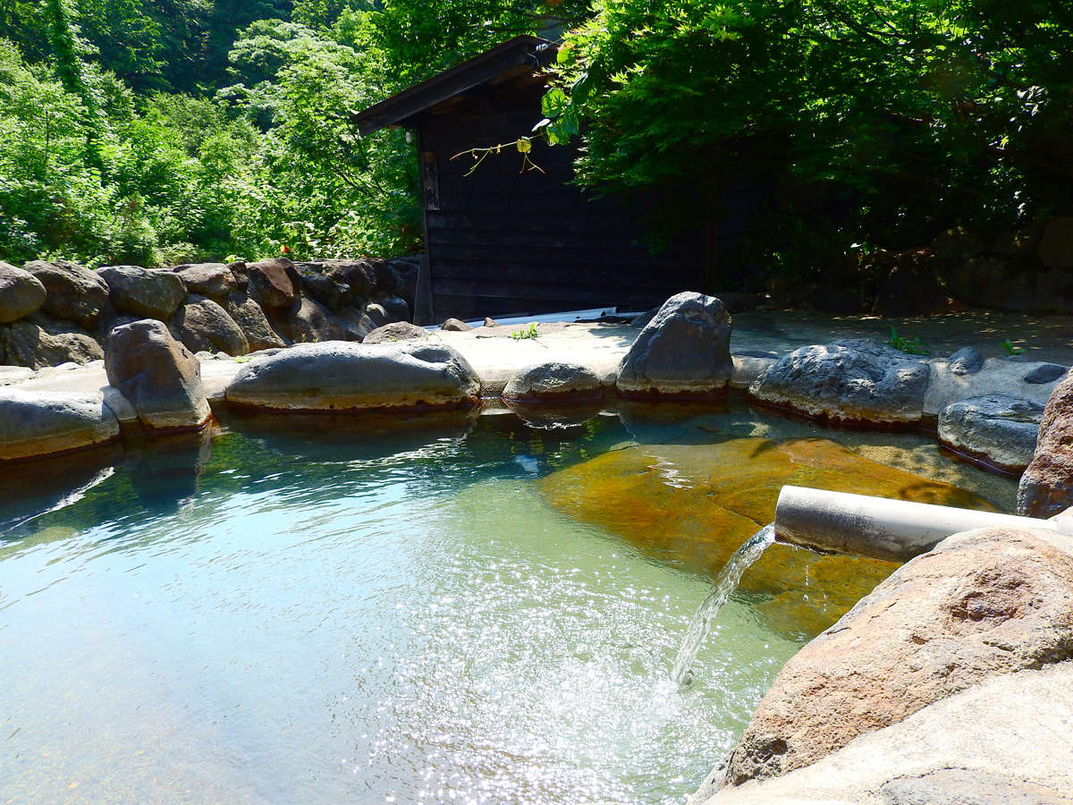 *【露天風呂】キラキラと輝く水面と、美しい緑に囲まれた贅沢な時間をお過ごしください。