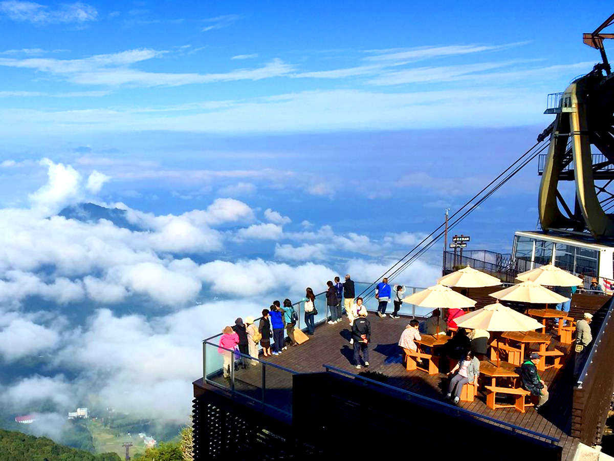 【竜王ソラテラス】竜王山山頂にできたソラテラス。関東圏初、雲海を眺めることができるカフェです。