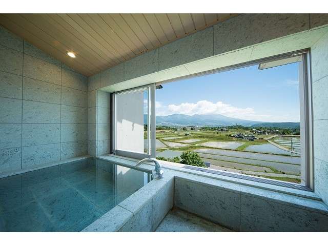 展望風呂からゆったりとした時間と景色を楽しめます。