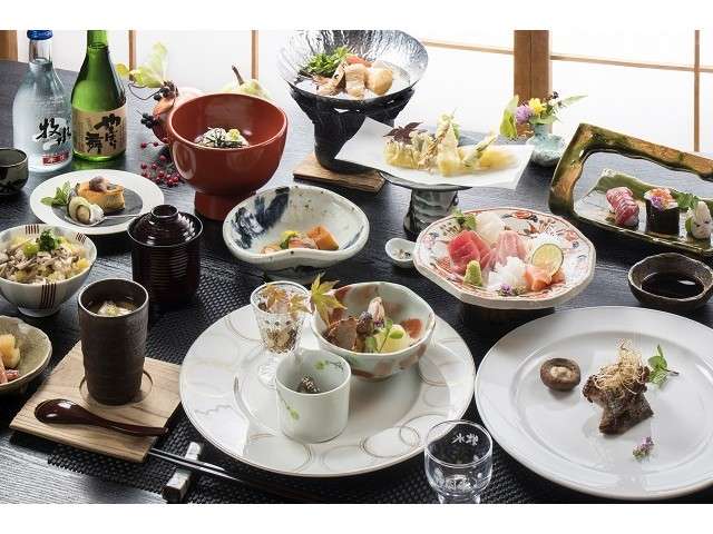 お食事は会席料理です。毎朝仕入れてくる新鮮なお刺身と旬野菜が魅力です。