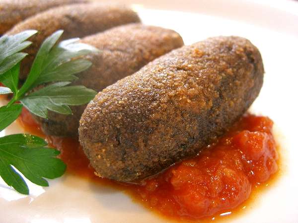 名物!「イカスミコロッケ」人気料理です♪