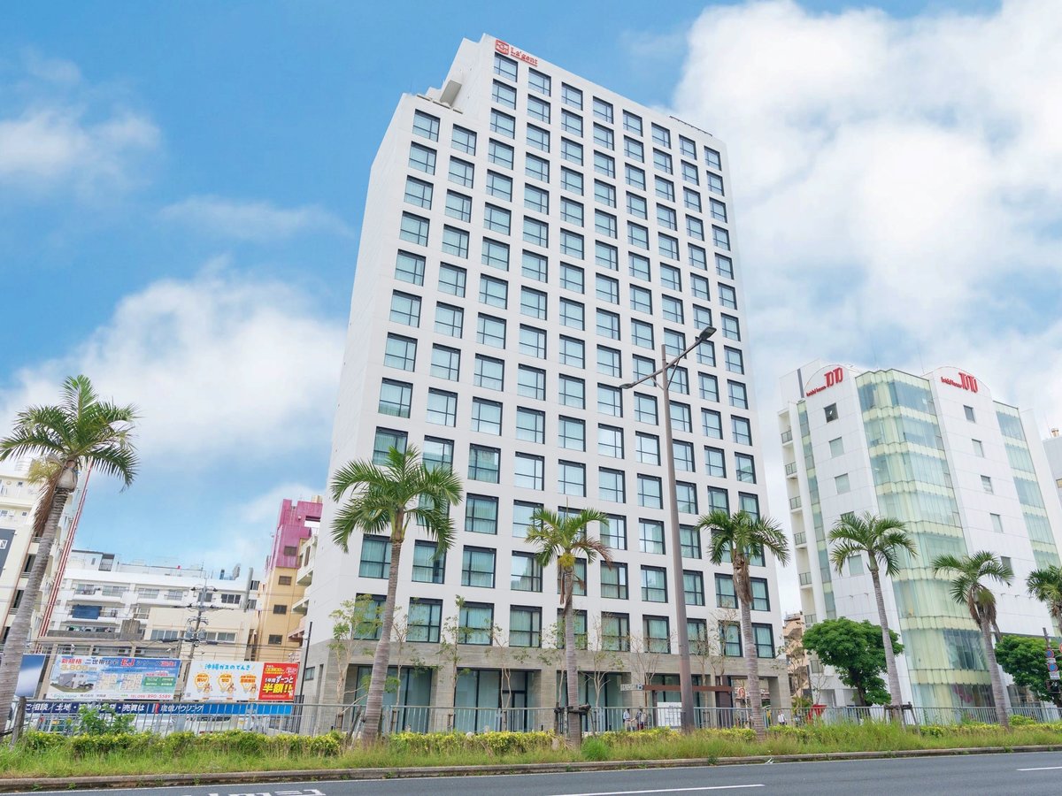 国道58号線沿い。17階建てのアーバンリゾートホテル。