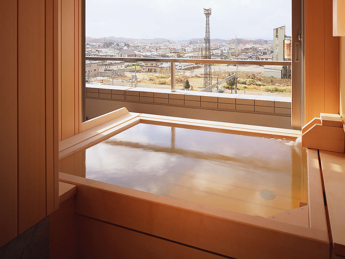 【露天風呂付き客室】天然温泉100％源泉掛け流し、総檜造りの露天風呂は24時間自由にご利用頂けます。