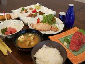 ご夕食の一例。ご夕食は事前予約制です。当日不可。お電話にてお問合せ下さい。