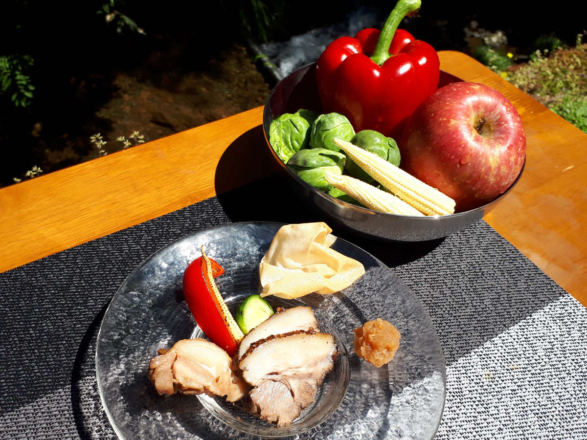 【夏の郷土料理】猪肉・鶏肉・夏野菜の炭火焼などをお楽しみいただけます。