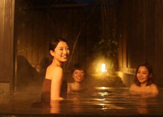 半露天の貸切風呂【ふる里】：夜風を楽しみながら、美人泉を源泉かけ流しで