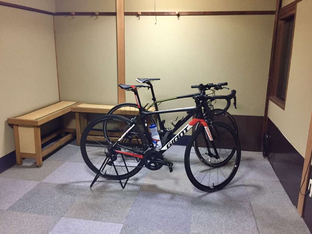 大切なロードバイクを、館内の自転車室で保管いたします。空気入れも貸し出ししております。