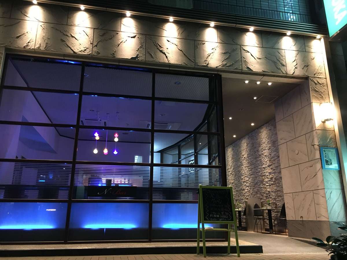 ホテル入口 バー 夜