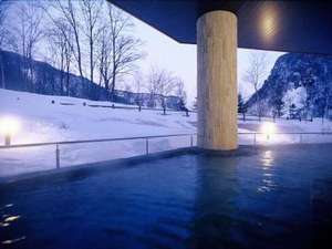 冬の天華の湯の露天風呂です。雪の降り初めと溶け初めには、エゾシカが遊びに来ることも・・・