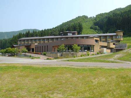 秋の宮の大自然に囲まれた高原風の外観。
