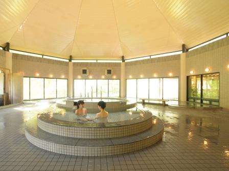 開放的な大浴場は、ジャグジー・寝湯・打たせ湯・大浴槽・サウナ（ＴＶ付）・温湯・露天風呂が楽しめる。