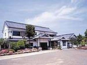 【外観】平戸大橋を渡り車で10分。喧騒から離れたところに料理自慢の当宿はございます。