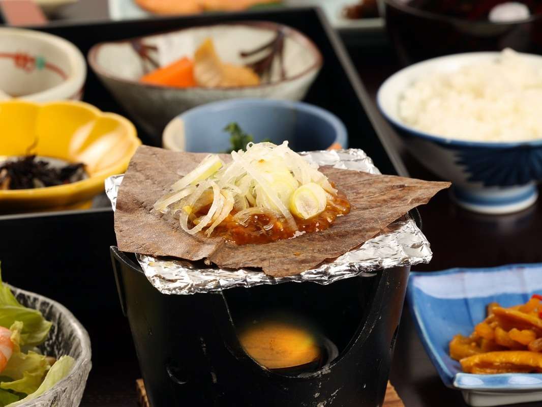 郷土料理の朴葉味噌付きの朝食